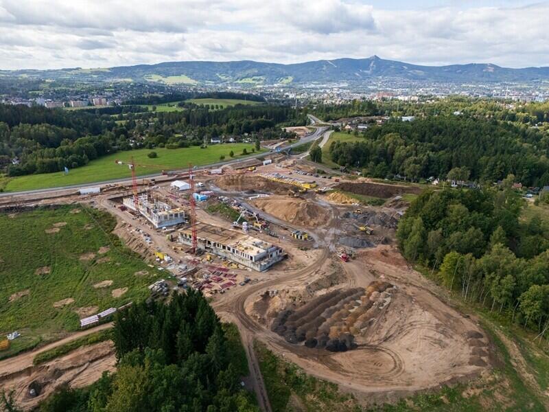 Staveniště největšího bytového projektu v kraji z dronu, foto: SYNER